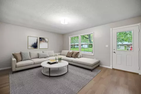 Living - 517 Ladonna Ln, Faribault, MN 55021 photo 2 of 3