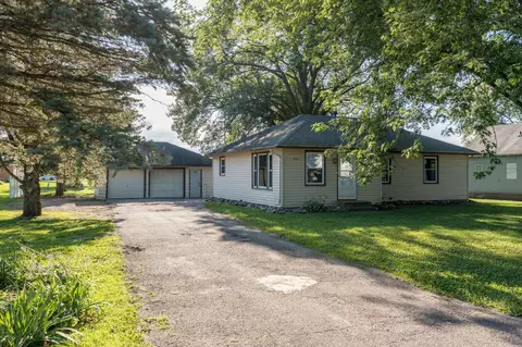 815 S 4th St, Le Sueur, MN 56058