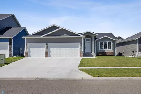 7315 27th St S, Fargo, ND 58104