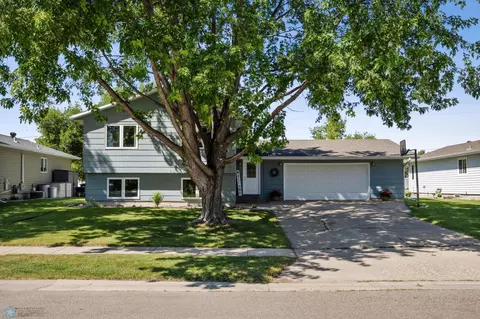 36 Evergreen Cir, West Fargo, ND 58078