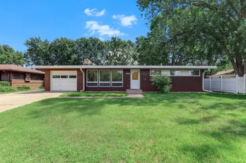 3006 Snelling Ave N, Roseville, MN 55113