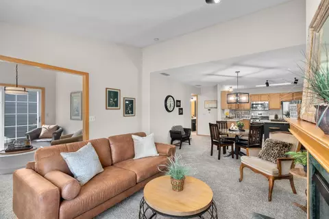 9770 Moonbeam Ln, Woodbury, MN 55125