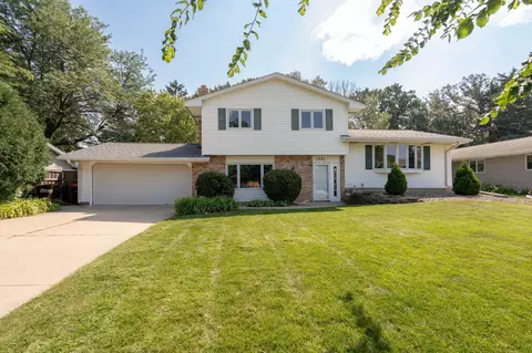 1281 Pinewood Dr, Woodbury, MN 55125