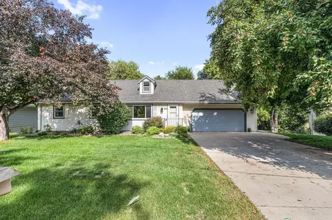475 Centennial Dr, Roseville, MN 55113