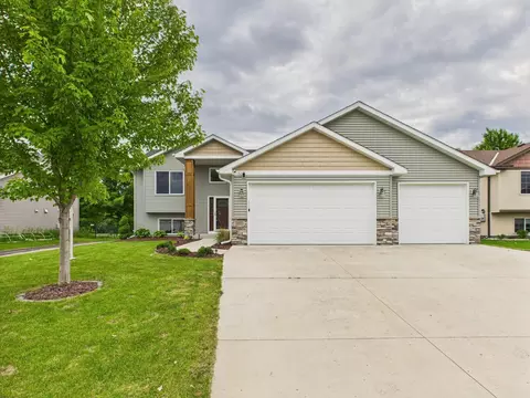 1214 Olivia St SE, New Prague, MN 56071