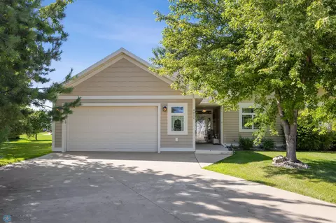 4011 39th St S, Moorhead, MN 56560