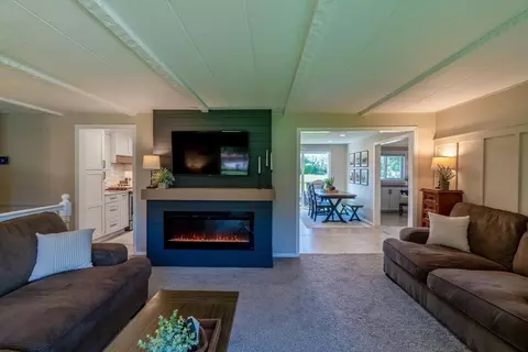 Living - 8570 369th Ave, Waseca, MN 56093 photo 3 of 4