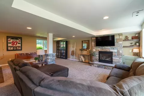 Living - 8570 369th Ave, Waseca, MN 56093 photo 4 of 4