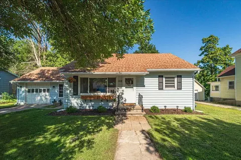 304 S 4th St, Le Sueur, MN 56058