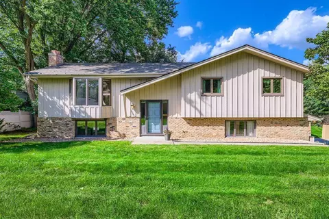 1052 Oak Cir, Wayzata, MN 55391