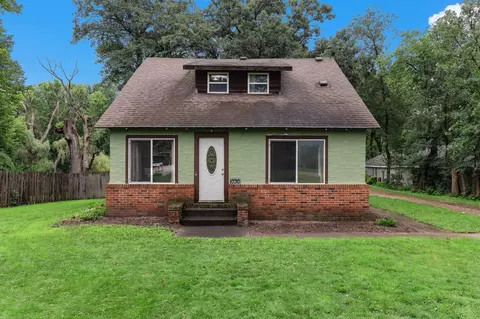 1030 Griffin Ave, Mahtomedi, MN 55115