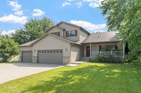 Exterior - 810 E 7th St, Litchfield, MN 55355 photo 3 of 12