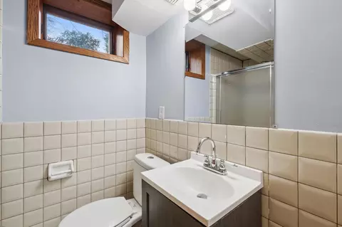 Bath - 1468 Eldridge Ave E, Maplewood, MN 55109 photo 2 of 2