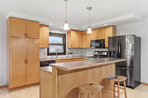 566 Fairfield Dr NW, New Brighton, MN 55112