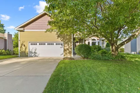 233 Woodridge Ln, Lino Lakes, MN 55014