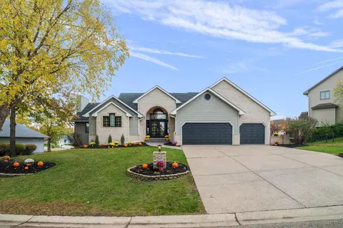 1162 Lakewood Dr S, Maplewood, MN 55119