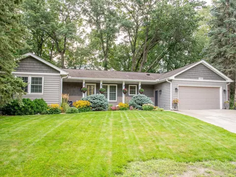 2300 Dahl Ct E, Maplewood, MN 55119