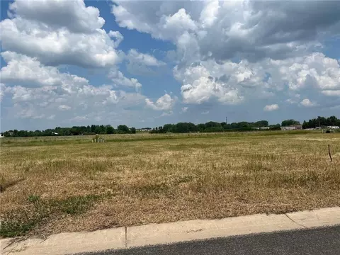 709 W 8th St, Litchfield, MN 55355