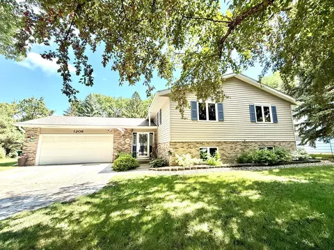 1208 26th St NW, Willmar, MN 56201