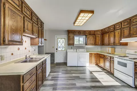 Kitchen - 105 10th St NW, Plainview, MN 55964 photo 2 of 4