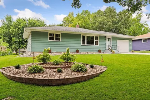 724 Harrington St SW, Hutchinson, MN 55350