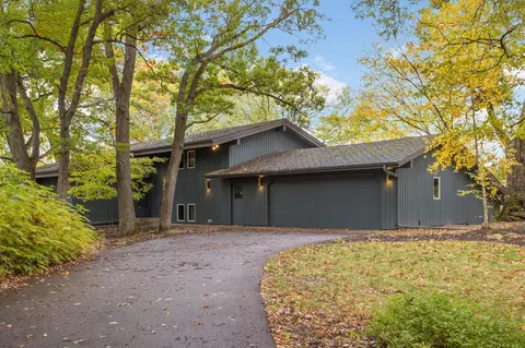 1 Chipmunk Ln, North Oaks, MN 55127