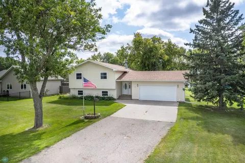 132 5th St N, Casselton, ND 58012
