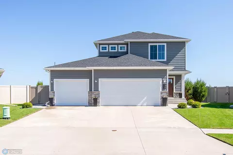 905 Ashley Dr W, West Fargo, ND 58078