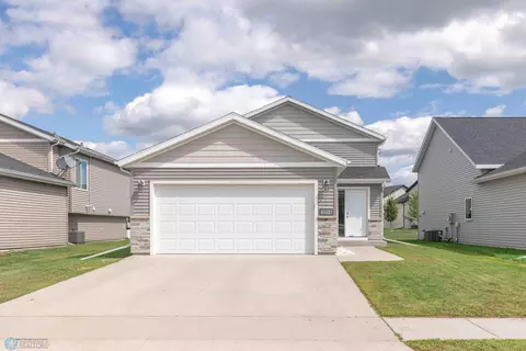 3834 31st St S, Moorhead, MN 56560