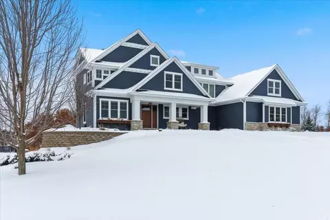 1650 Waters Edge Dr, New Richmond, WI 54017