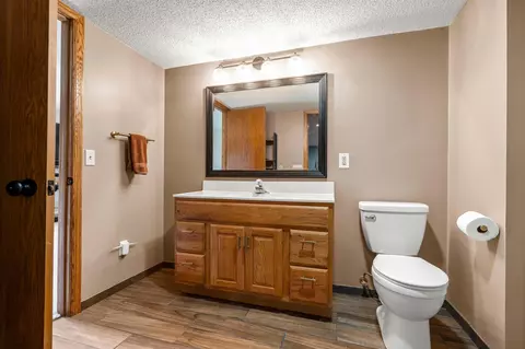 Bath - 1443 Cutters Ln, Eagan, MN 55122 photo 3 of 4