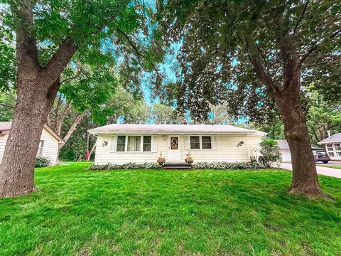 2689 Mayer Ln E, Maplewood, MN 55119