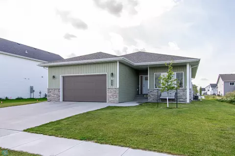 7401 27th St S, Fargo, ND 58104