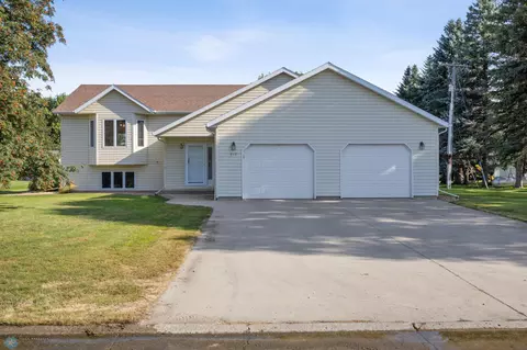 612 Fairway Dr, Casselton, ND 58012