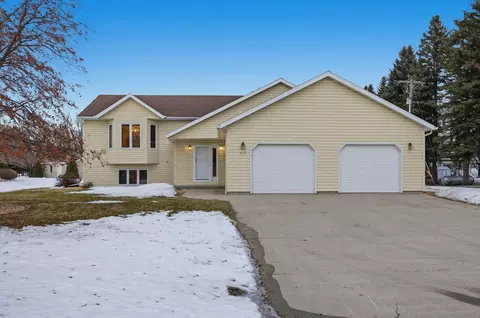 612 Fairway Dr, Casselton, ND 58012