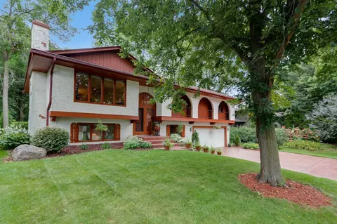 160 Brentwood Dr, New Brighton, MN 55112