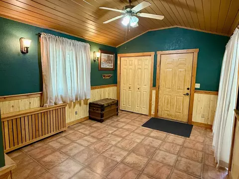 Entry Way - 409 15th St SW, Willmar, MN 56201 photo 4 of 4