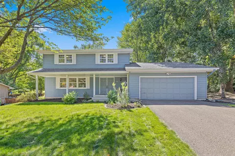330 Grandview Ave W, Roseville, MN 55113