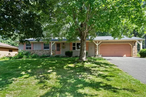 2974 Winthrop Dr, Maplewood, MN 55109