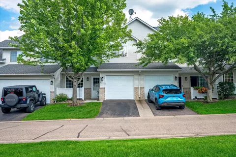 8731 Quarry Ridge Ln #B, Woodbury, MN 55125