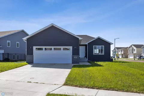 2280 Griffin Dr S, Fargo, ND 58104