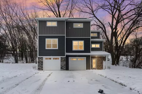 2817 Victoria St N, Roseville, MN 55113