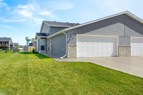 2159 Admiral Dr W, West Fargo, ND 58078