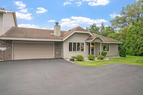 5647 Chatsworth St N, Shoreview, MN 55126