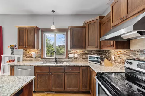 702 Marsh Ct, Eagan, MN 55123 photo 8
