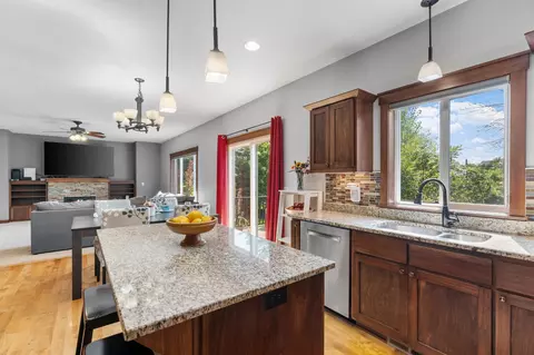 702 Marsh Ct, Eagan, MN 55123 photo 9