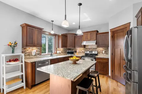 702 Marsh Ct, Eagan, MN 55123 photo 5