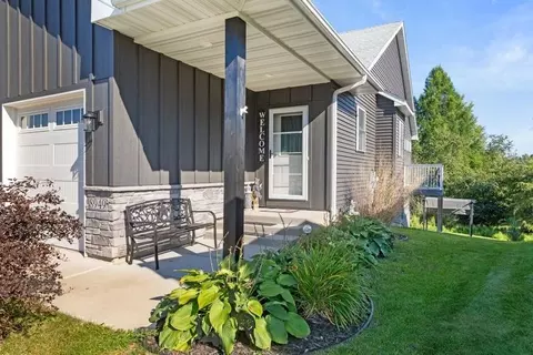 8949 Parkview Cir, Chisago City, MN 55013