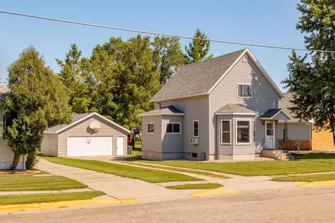17 Oak St E, Osakis, MN 56360
