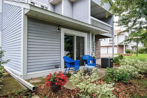 5325 Highpointe Ter, Bloomington, MN 55437 photo 3
